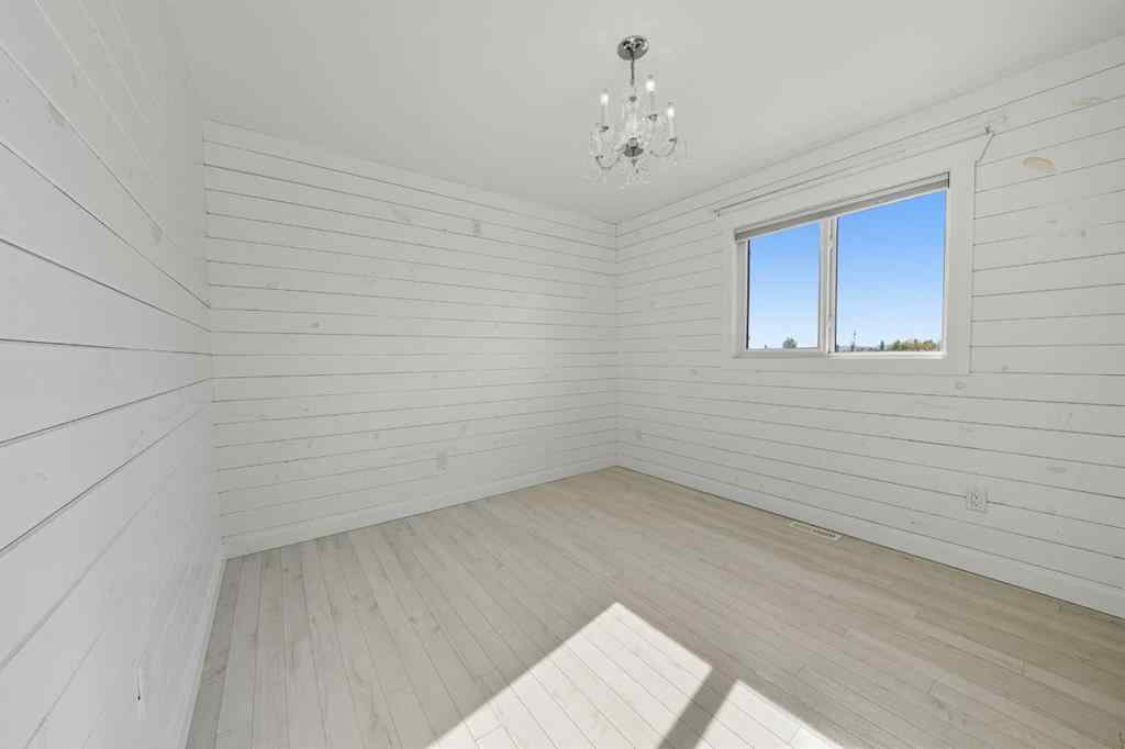 MLS® A2261094 - 5005 40 Street  in Cottage Area Sylvan Lake, Residential