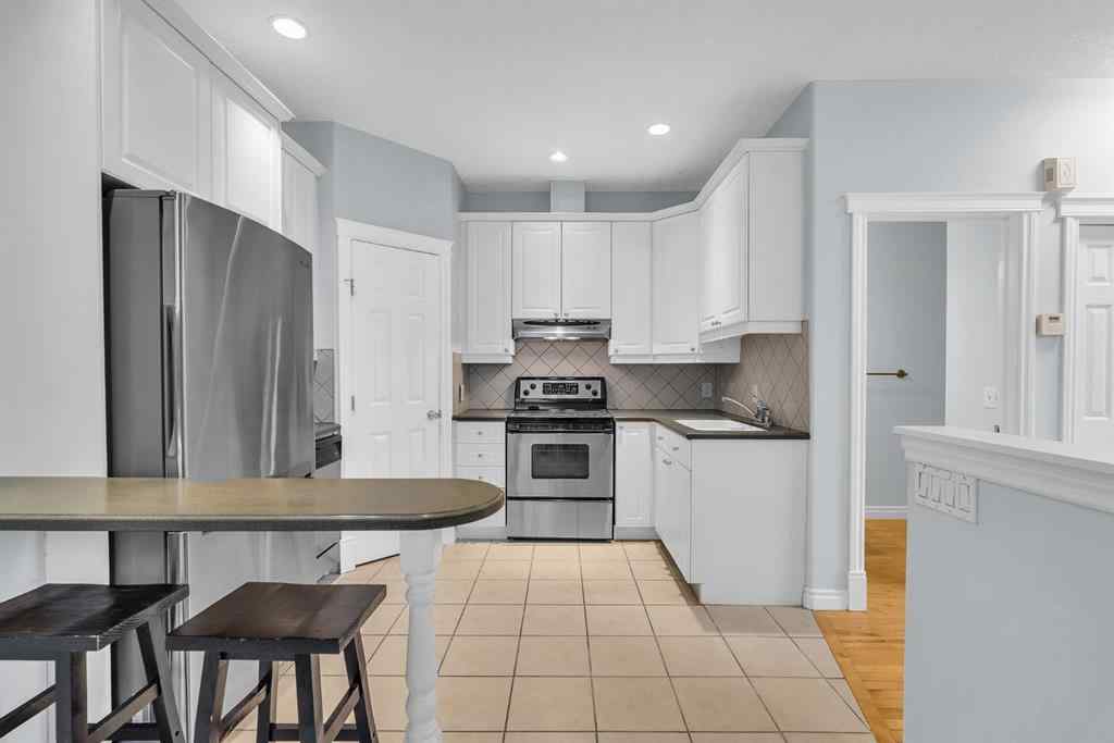 MLS® A2261135 - Unit #2 534 56 Avenue SW in Windsor Park Calgary, Residential