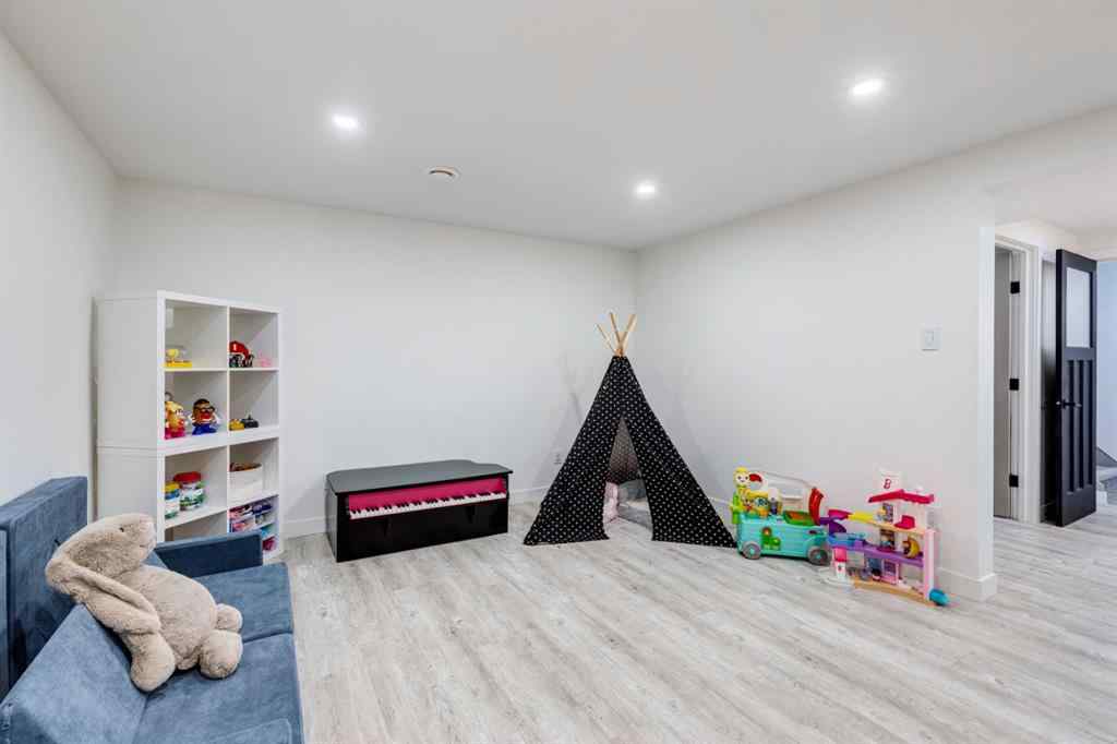 MLS® A2261189 - 1240 Mapleglade Crescent SE in Maple Ridge Calgary, Residential