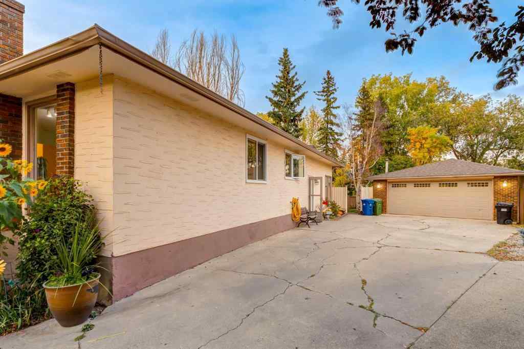 MLS® A2261199 - 220 Oakridge Place SW in Oakridge Calgary, Residential