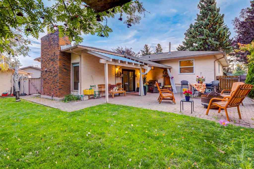 MLS® A2261199 - 220 Oakridge Place SW in Oakridge Calgary, Residential