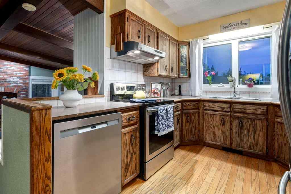 MLS® A2261199 - 220 Oakridge Place SW in Oakridge Calgary, Residential