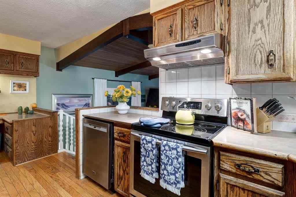 MLS® A2261199 - 220 Oakridge Place SW in Oakridge Calgary, Residential