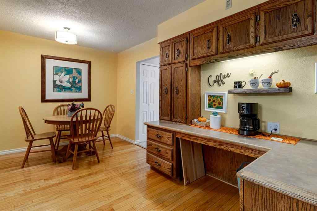 MLS® A2261199 - 220 Oakridge Place SW in Oakridge Calgary, Residential