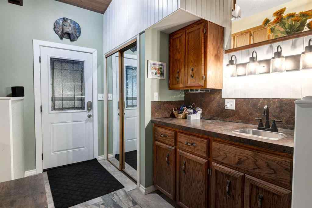 MLS® A2261199 - 220 Oakridge Place SW in Oakridge Calgary, Residential