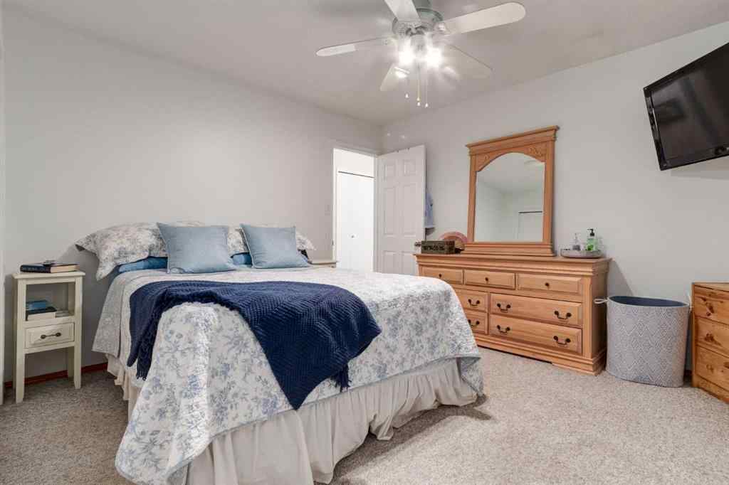 MLS® A2261199 - 220 Oakridge Place SW in Oakridge Calgary, Residential