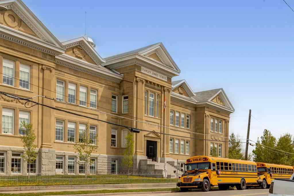 MLS® A2261202 - 814 Radford Road NE in Renfrew Calgary, Residential