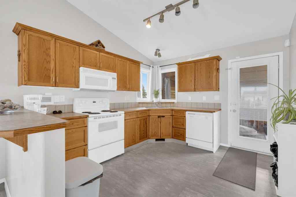 MLS® A2261238 - 2029 Minto Street  in Penhold Estates Penhold, Residential