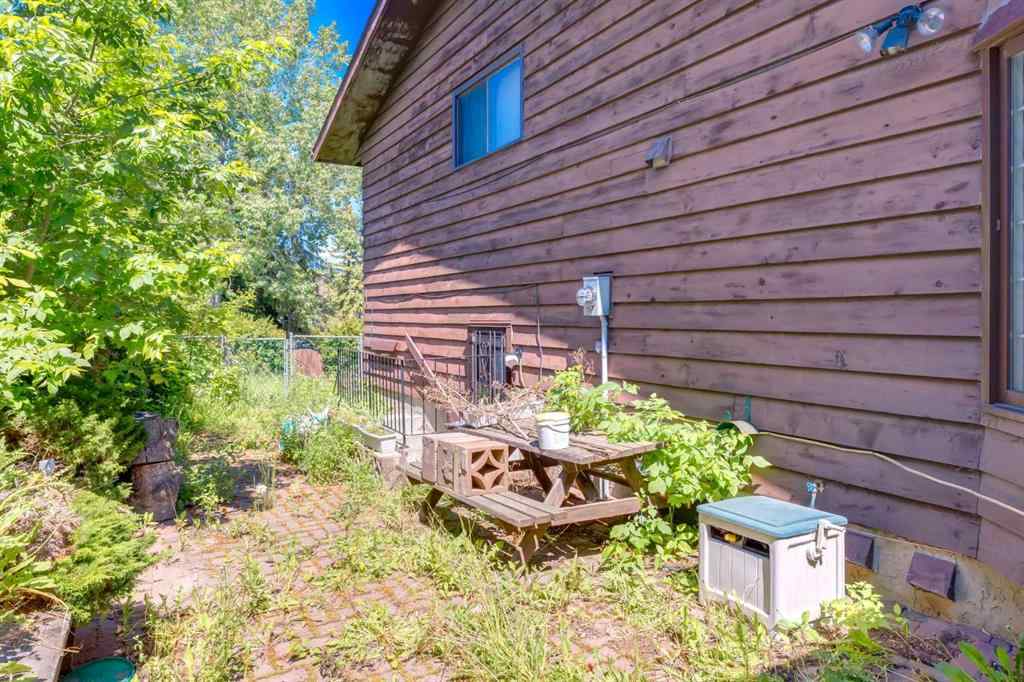 MLS® A2261278 - 300 Edgehill Drive NW in Edgemont Calgary, Residential