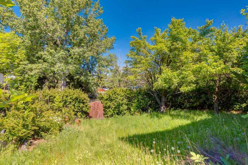 MLS® A2261278 - 300 Edgehill Drive NW in Edgemont Calgary, Residential