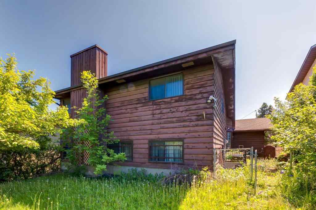 MLS® A2261278 - 300 Edgehill Drive NW in Edgemont Calgary, Residential