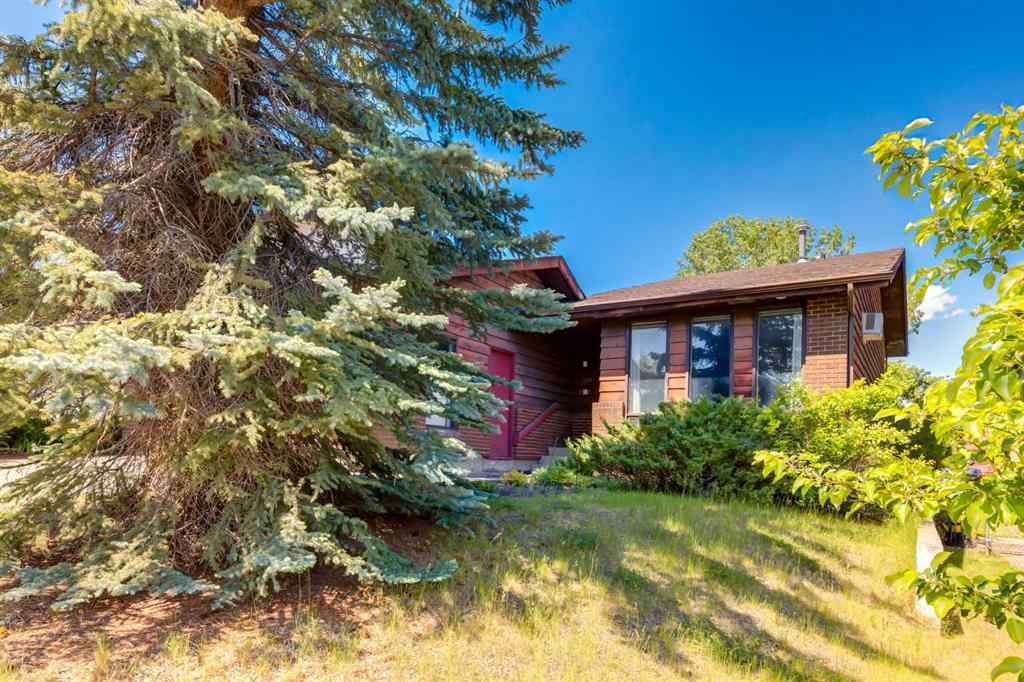 MLS® A2261278 - 300 Edgehill Drive NW in Edgemont Calgary, Residential