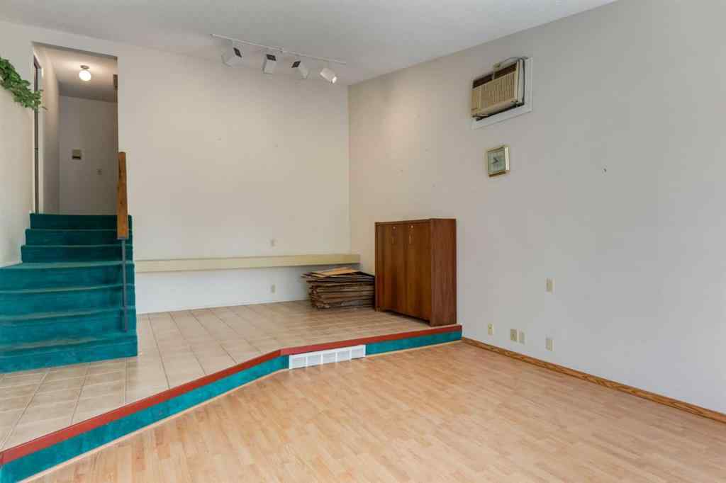 MLS® A2261278 - 300 Edgehill Drive NW in Edgemont Calgary, Residential