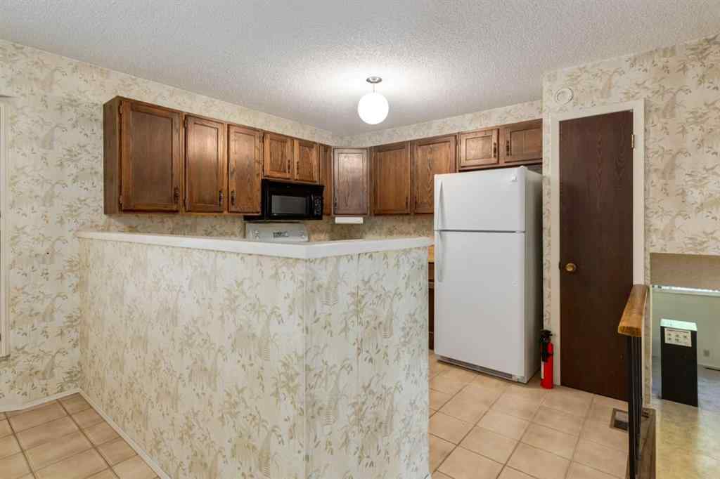 MLS® A2261278 - 300 Edgehill Drive NW in Edgemont Calgary, Residential