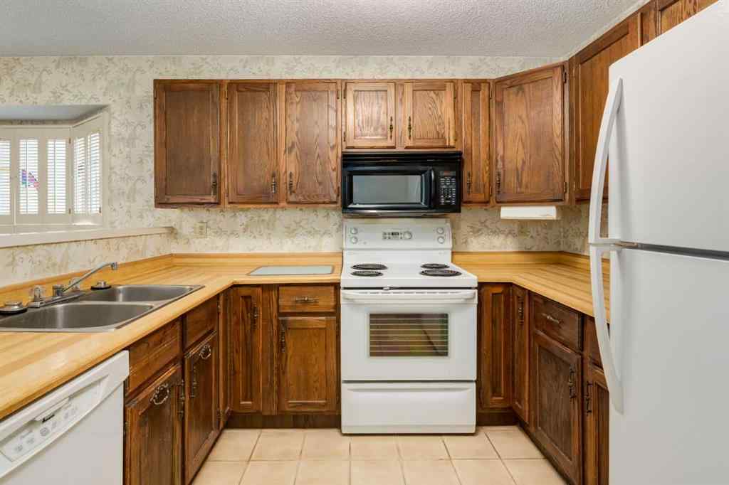 MLS® A2261278 - 300 Edgehill Drive NW in Edgemont Calgary, Residential