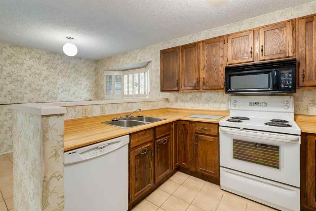 MLS® A2261278 - 300 Edgehill Drive NW in Edgemont Calgary, Residential