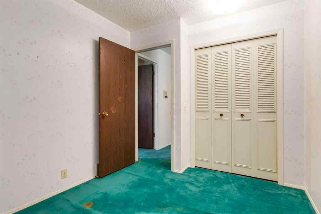 MLS® A2261278 - 300 Edgehill Drive NW in Edgemont Calgary, Residential