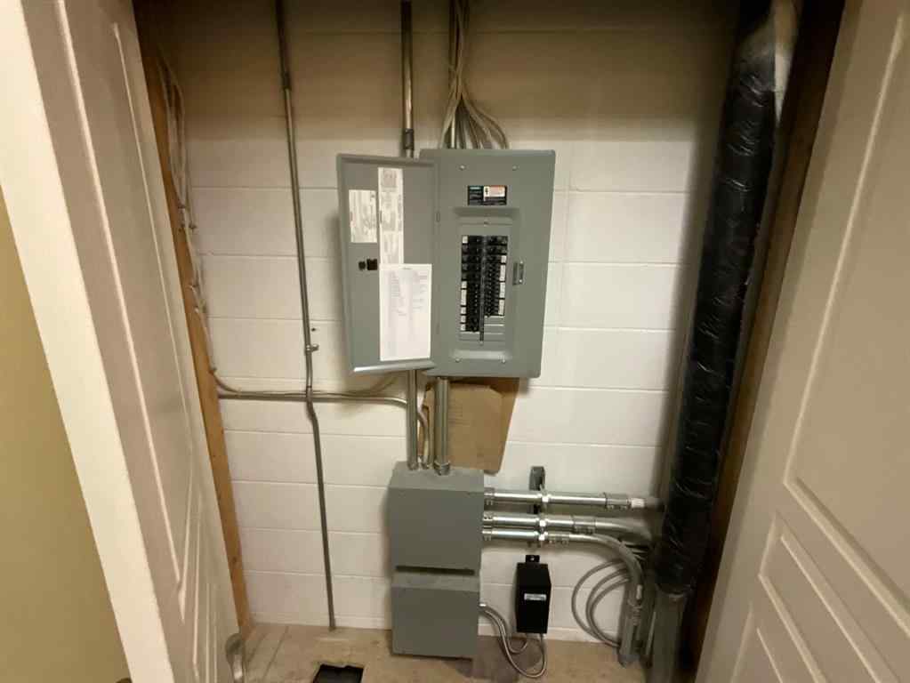 MLS® A2261320 - Unit #2 7429 49 Avenue  in Northlands Industrial Park Red Deer, Commercial