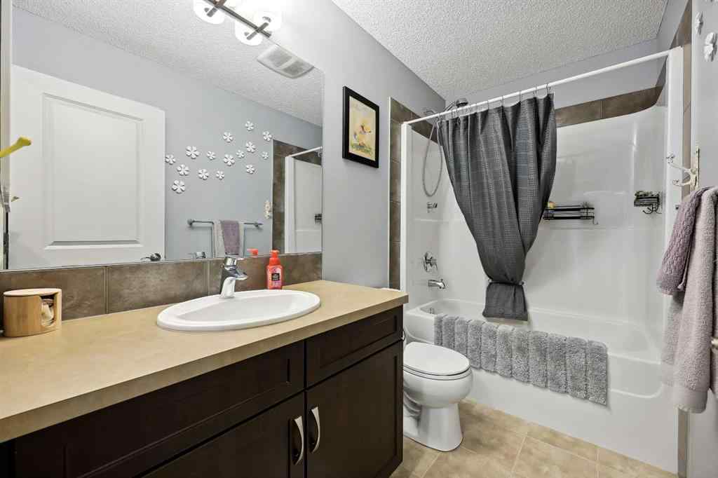 MLS® A2261327 - 272 Kingsmere Cove SE in Kings Heights Airdrie, Residential