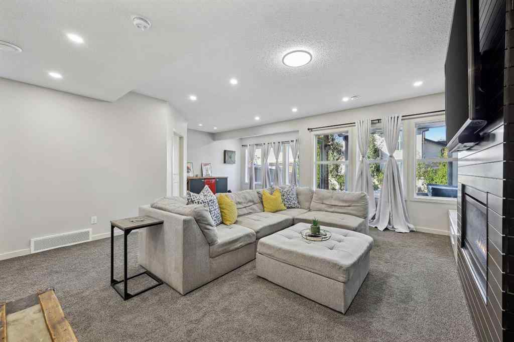 MLS® A2261327 - 272 Kingsmere Cove SE in Kings Heights Airdrie, Residential