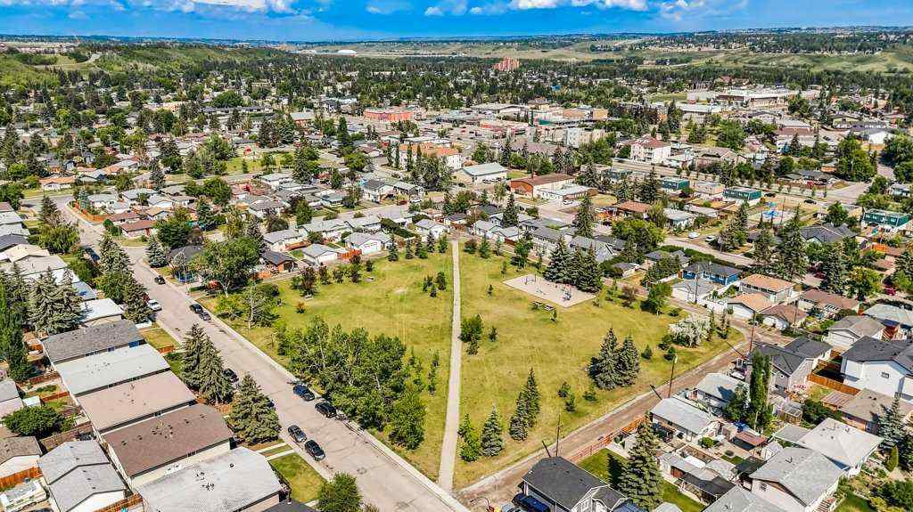 MLS® A2261534 - 7418 36 Avenue NW in Bowness Calgary, Residential