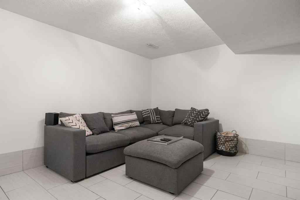 MLS® A2261610 - 11 Deerfield Circle SE in Deer Ridge Calgary, Residential