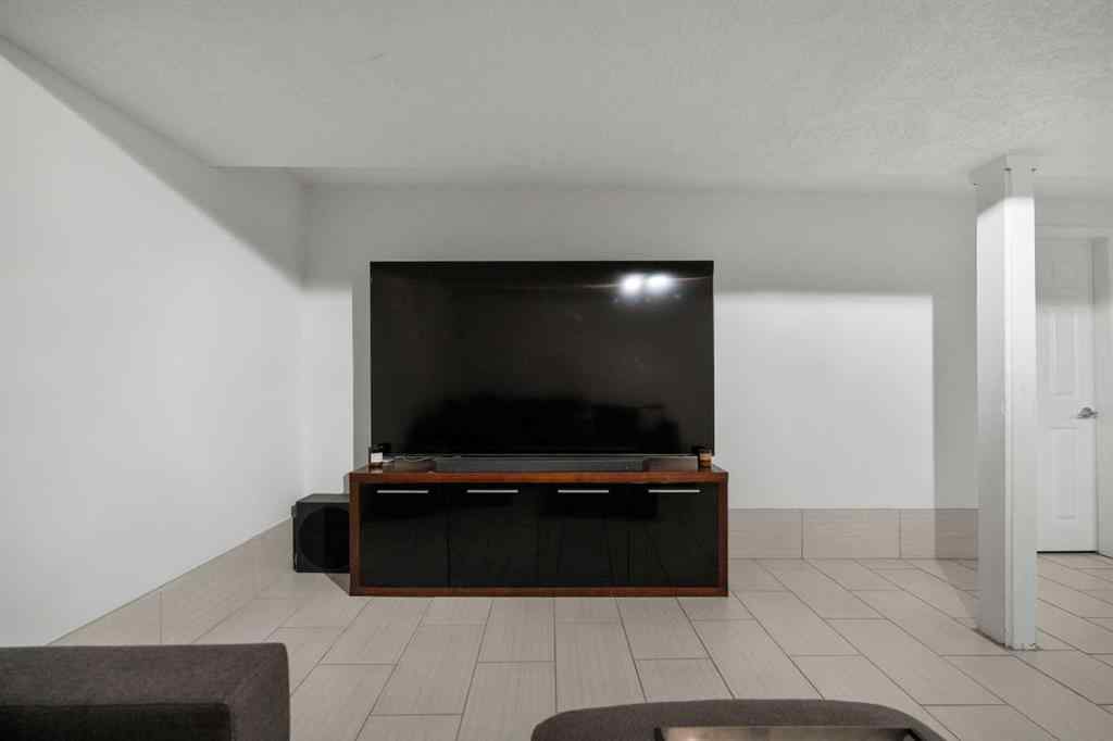 MLS® A2261610 - 11 Deerfield Circle SE in Deer Ridge Calgary, Residential