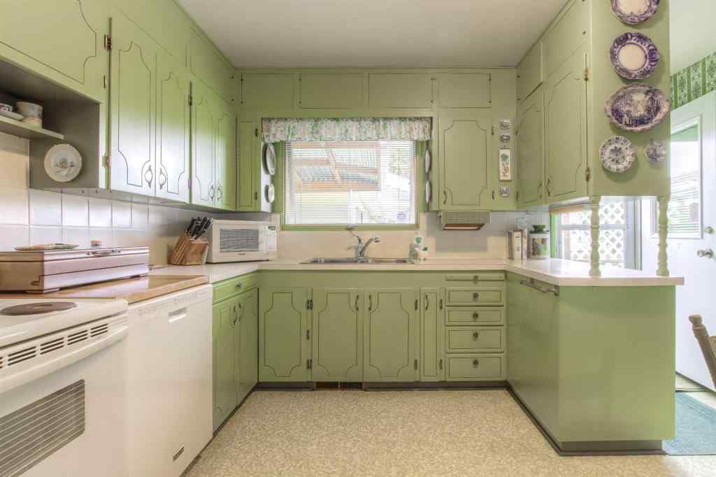 MLS® A2261667 - 82 Wedgewood Drive SW in Wildwood Calgary, Residential