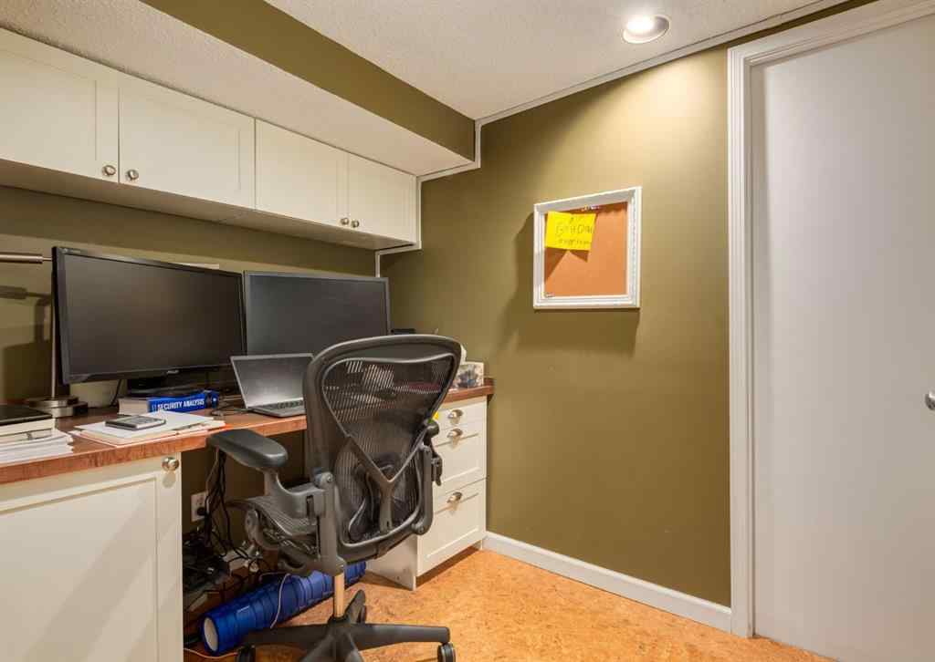 MLS® A2261687 - 320 10 Avenue NE in Crescent Heights Calgary, Residential