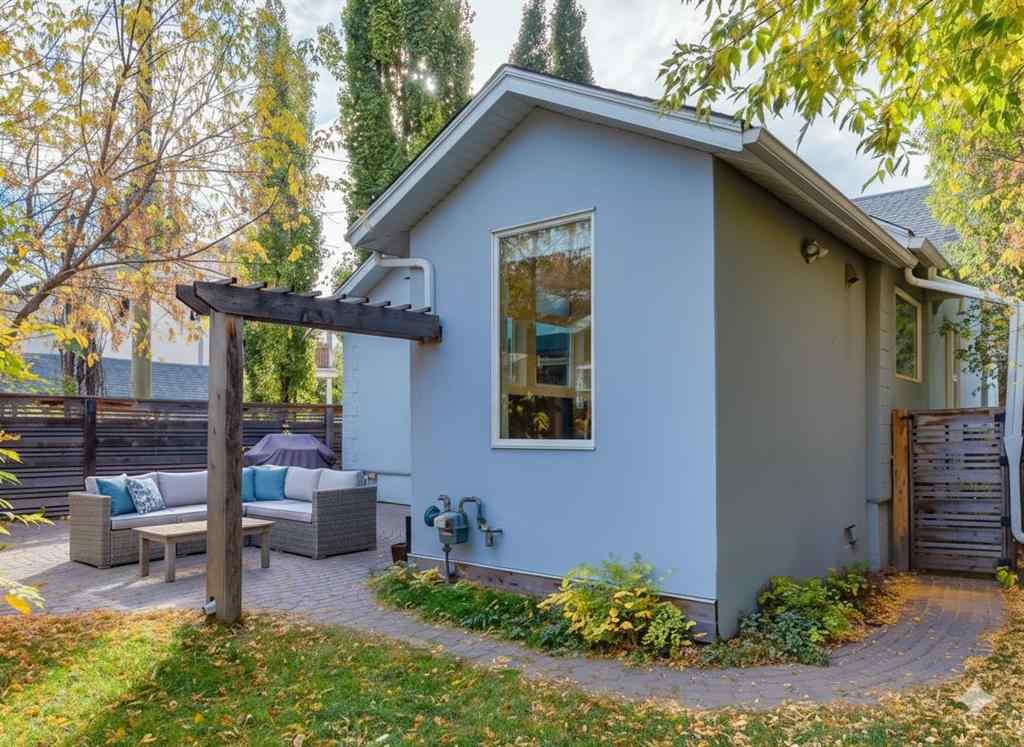 MLS® A2261687 - 320 10 Avenue NE in Crescent Heights Calgary, Residential