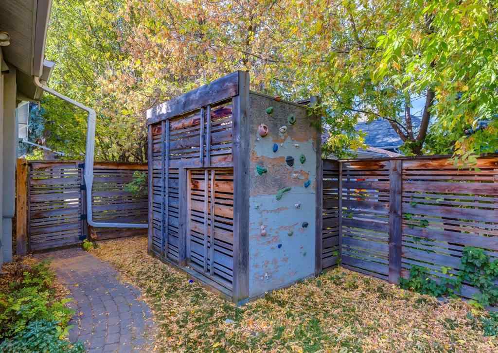 MLS® A2261687 - 320 10 Avenue NE in Crescent Heights Calgary, Residential