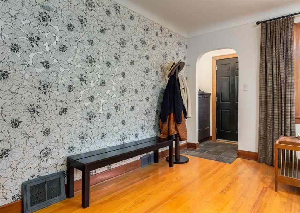 MLS® A2261687 - 320 10 Avenue NE in Crescent Heights Calgary, Residential