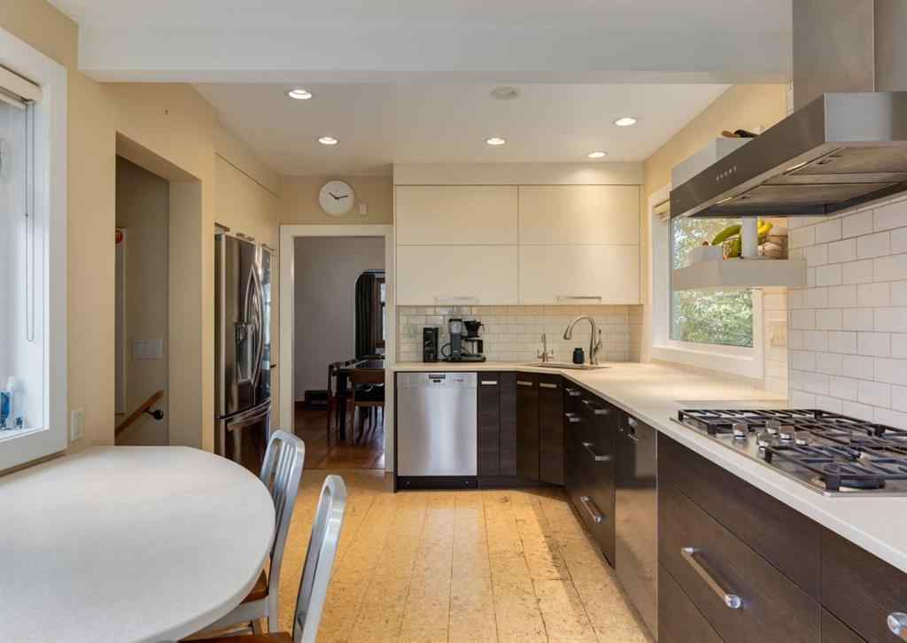 MLS® A2261687 - 320 10 Avenue NE in Crescent Heights Calgary, Residential