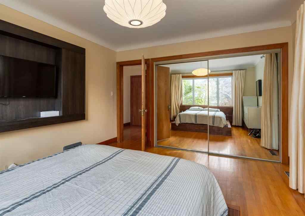 MLS® A2261687 - 320 10 Avenue NE in Crescent Heights Calgary, Residential