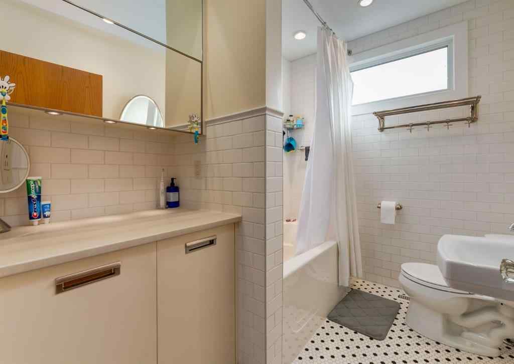 MLS® A2261687 - 320 10 Avenue NE in Crescent Heights Calgary, Residential