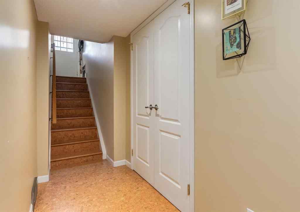 MLS® A2261687 - 320 10 Avenue NE in Crescent Heights Calgary, Residential