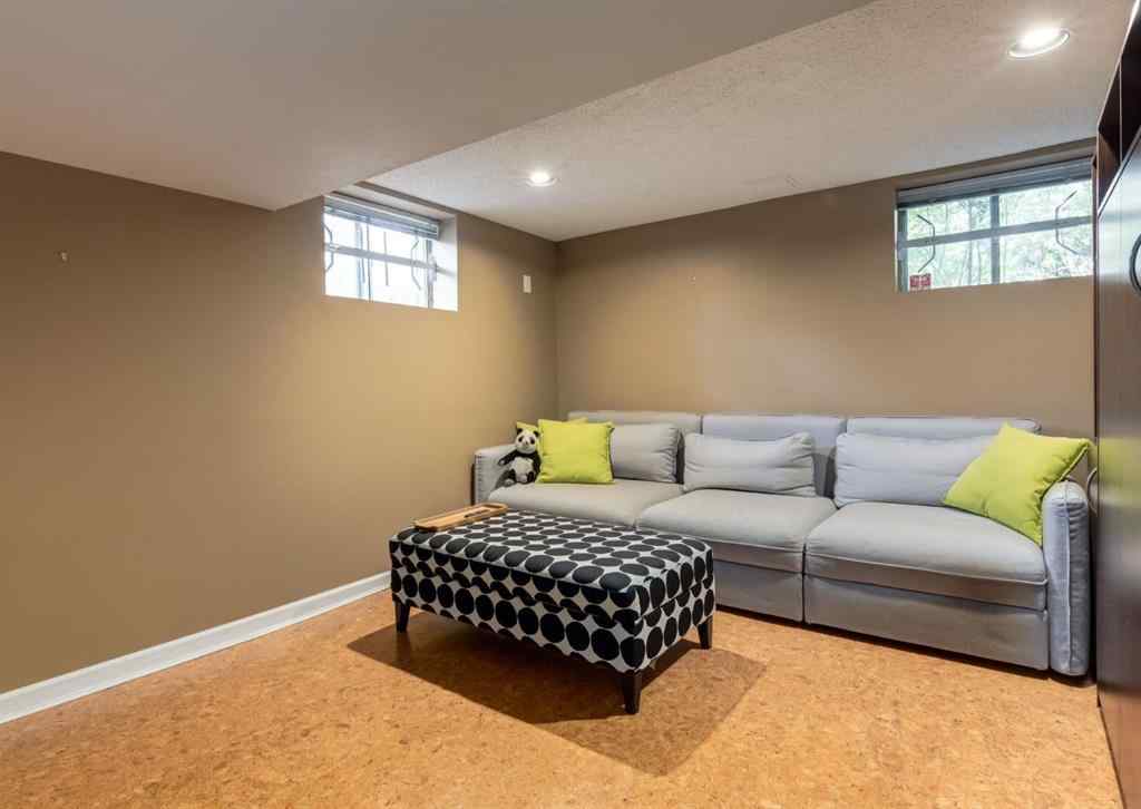 MLS® A2261687 - 320 10 Avenue NE in Crescent Heights Calgary, Residential