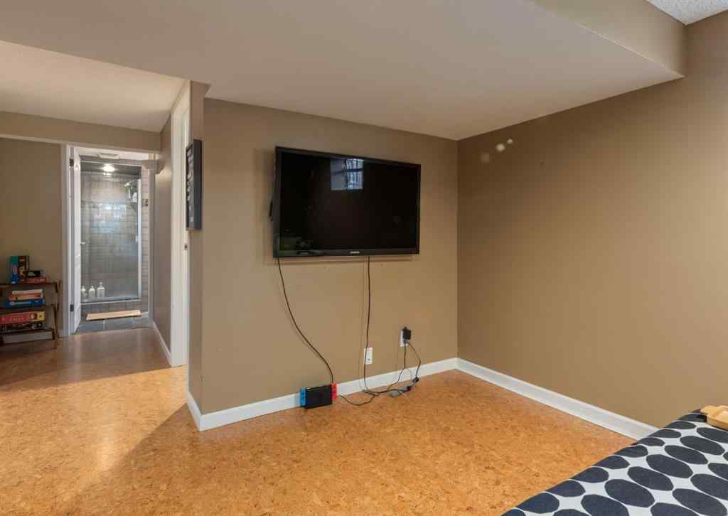 MLS® A2261687 - 320 10 Avenue NE in Crescent Heights Calgary, Residential