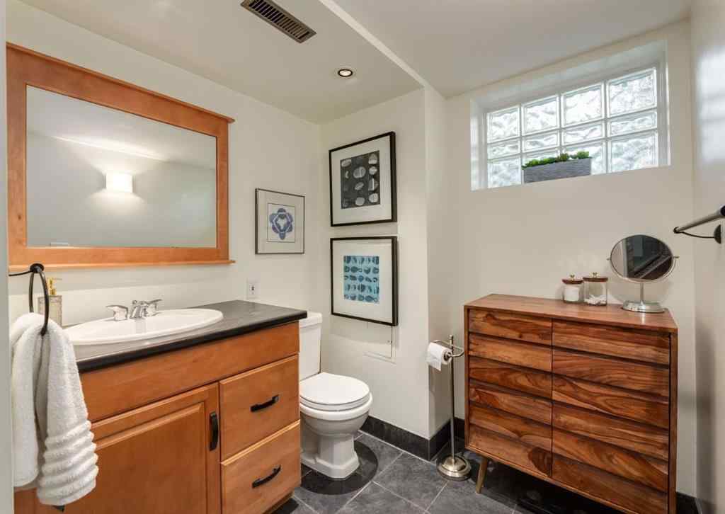 MLS® A2261687 - 320 10 Avenue NE in Crescent Heights Calgary, Residential