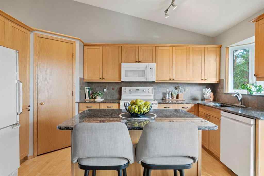 MLS® A2261802 - 416 Meadowbrook Bay SE in Meadowbrook Airdrie, Residential