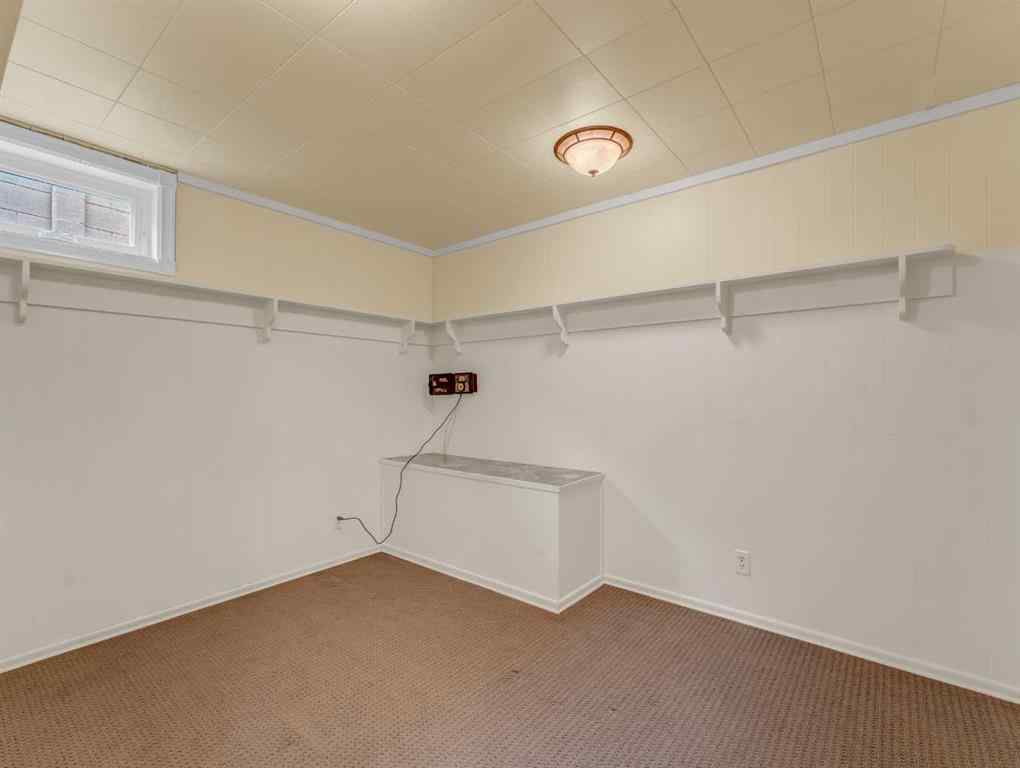 MLS® A2262005 - 922 Bassett Crescent NW in Northwest Crescent Heights Medicine Hat, Residential