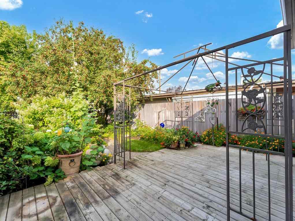 MLS® A2262005 - 922 Bassett Crescent NW in Northwest Crescent Heights Medicine Hat, Residential