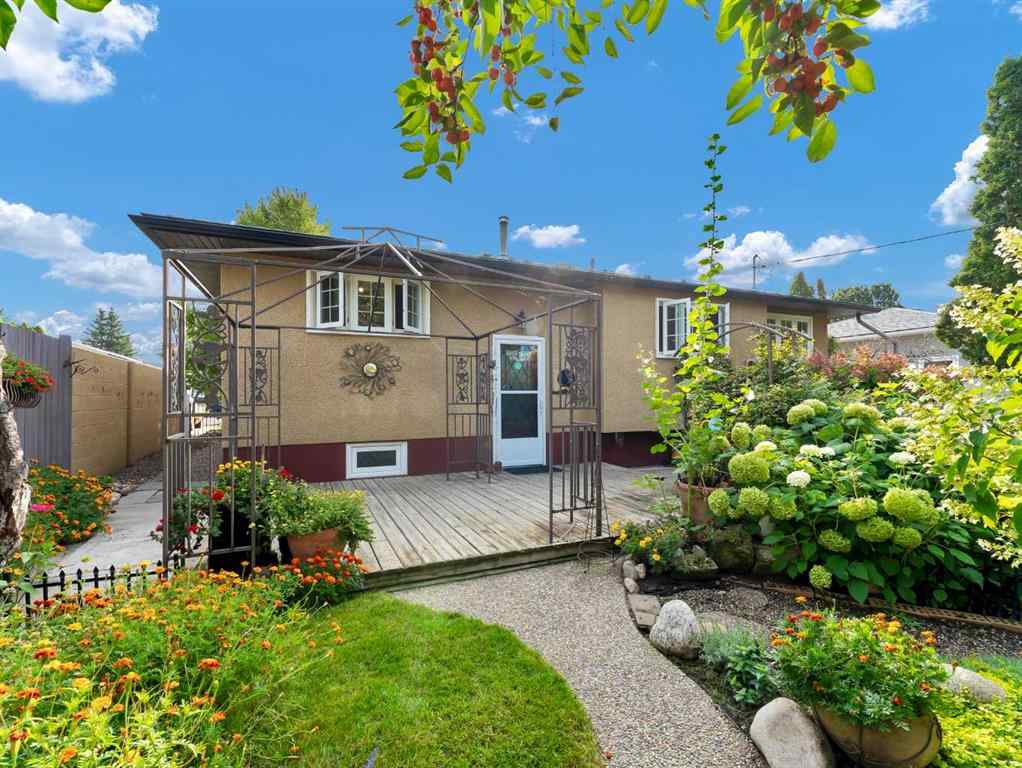 MLS® A2262005 - 922 Bassett Crescent NW in Northwest Crescent Heights Medicine Hat, Residential