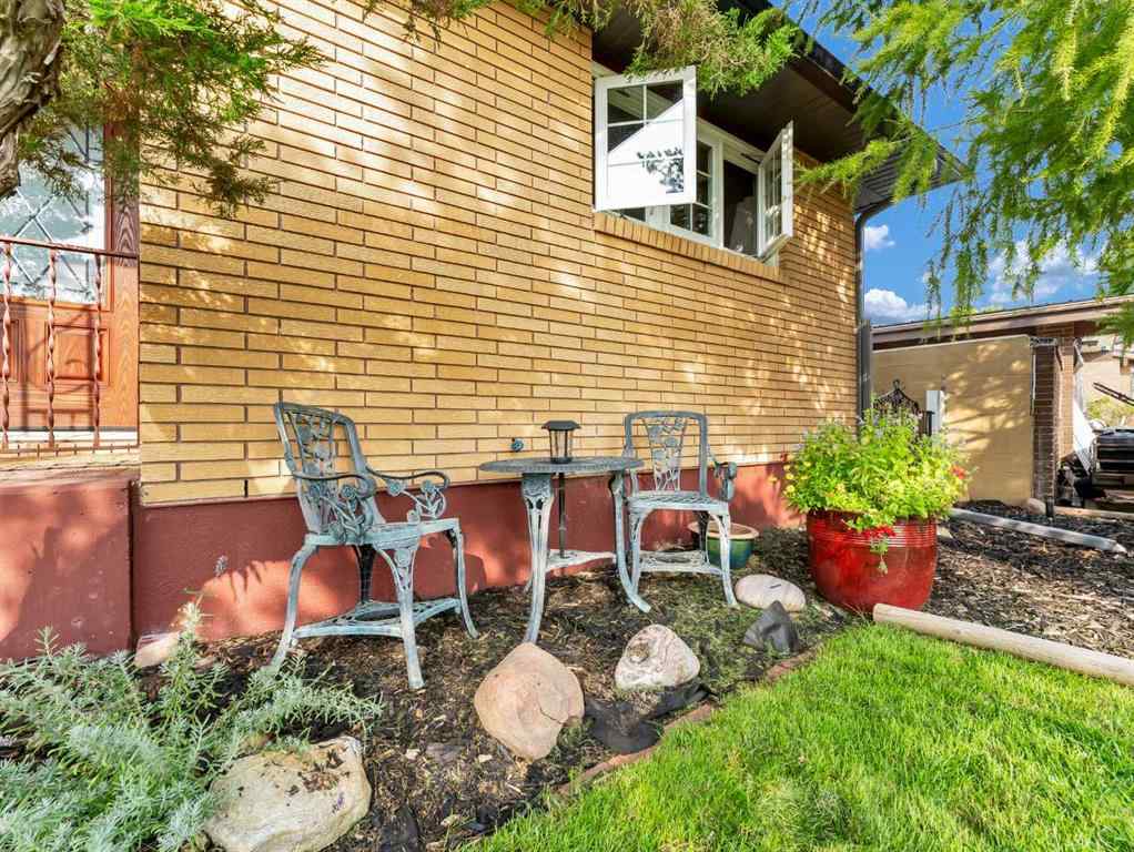 MLS® A2262005 - 922 Bassett Crescent NW in Northwest Crescent Heights Medicine Hat, Residential