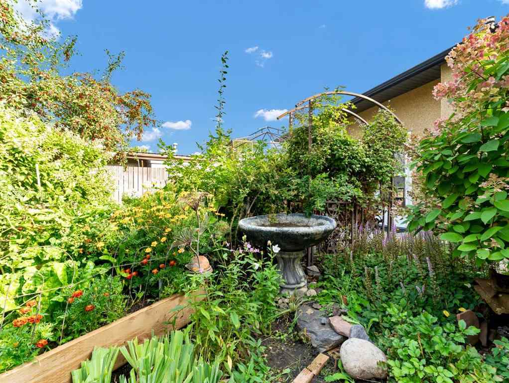 MLS® A2262005 - 922 Bassett Crescent NW in Northwest Crescent Heights Medicine Hat, Residential