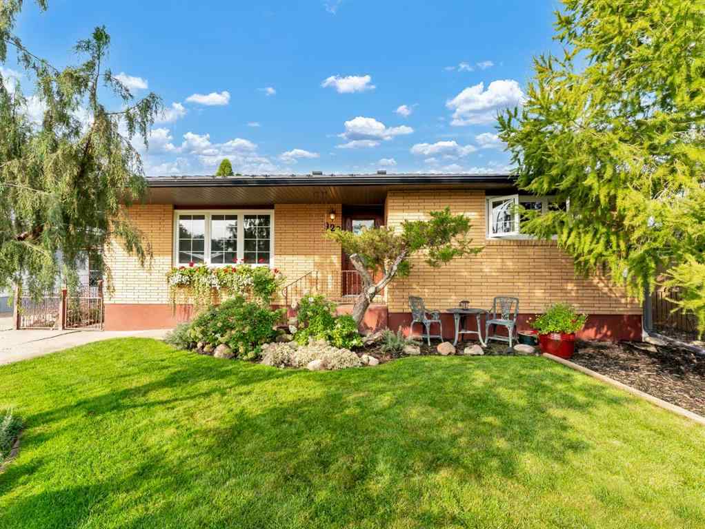 MLS® A2262005 - 922 Bassett Crescent NW in Northwest Crescent Heights Medicine Hat, Residential