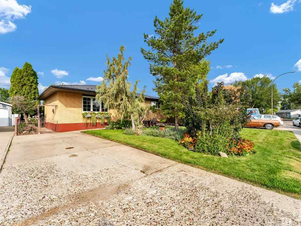 MLS® A2262005 - 922 Bassett Crescent NW in Northwest Crescent Heights Medicine Hat, Residential