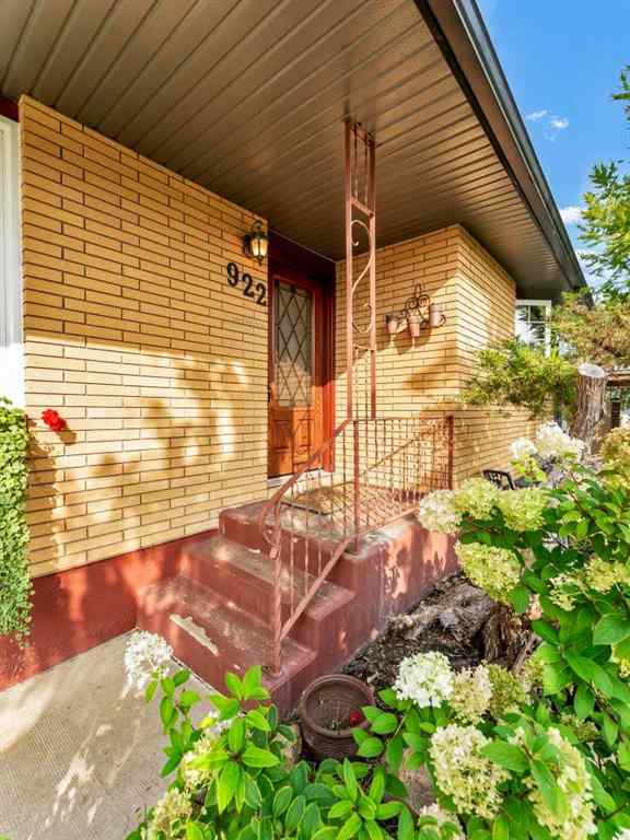 MLS® A2262005 - 922 Bassett Crescent NW in Northwest Crescent Heights Medicine Hat, Residential