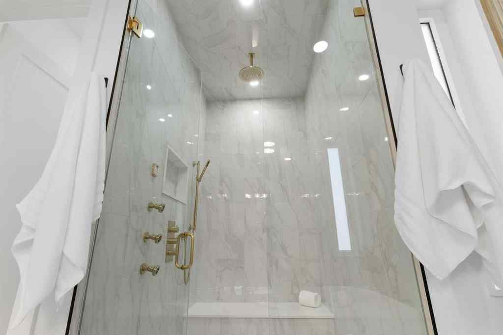 MLS® A2262024 - 2019 6 Avenue NW in West Hillhurst Calgary, Residential