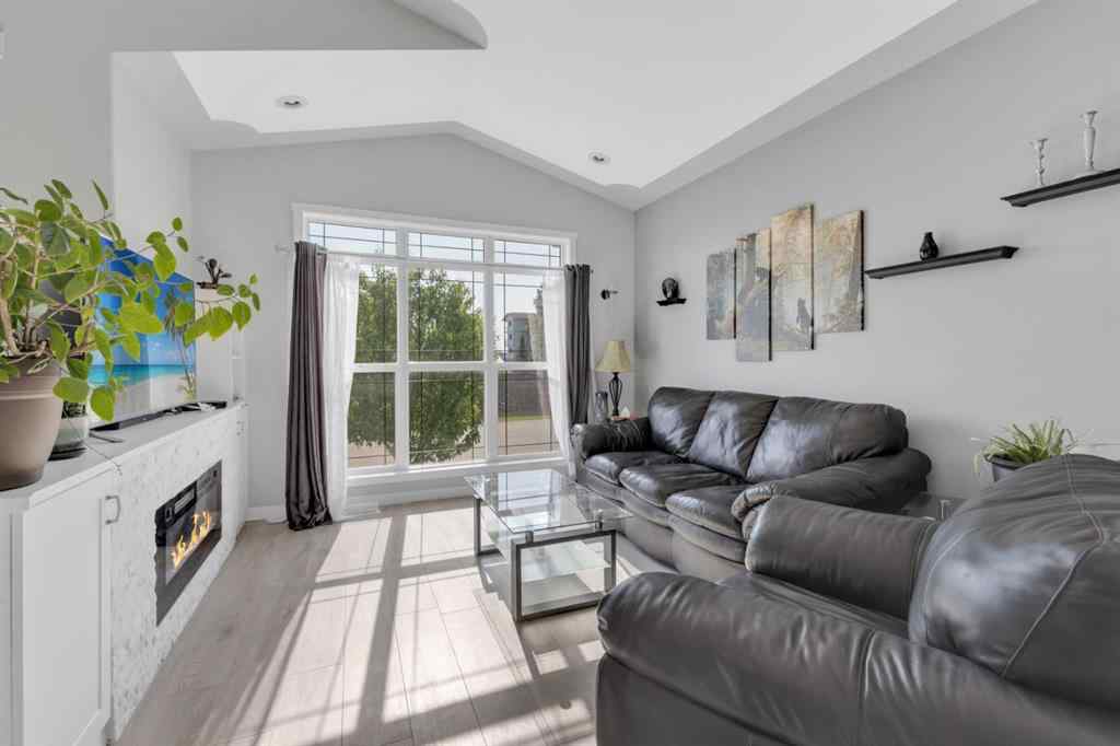 MLS® A2262052 - 82 Hinshaw Drive W in Hewlett Park Sylvan Lake, Residential